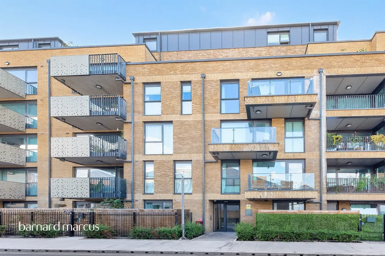 2 bed flat for sale — Angel Lane, London