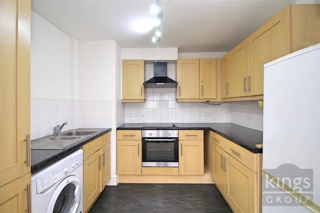 Geary Court, Edmonton, N9, photo 3