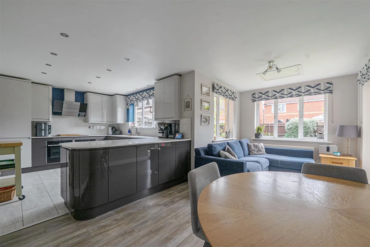 Woodford Close, Devizes, SN10, photo 11