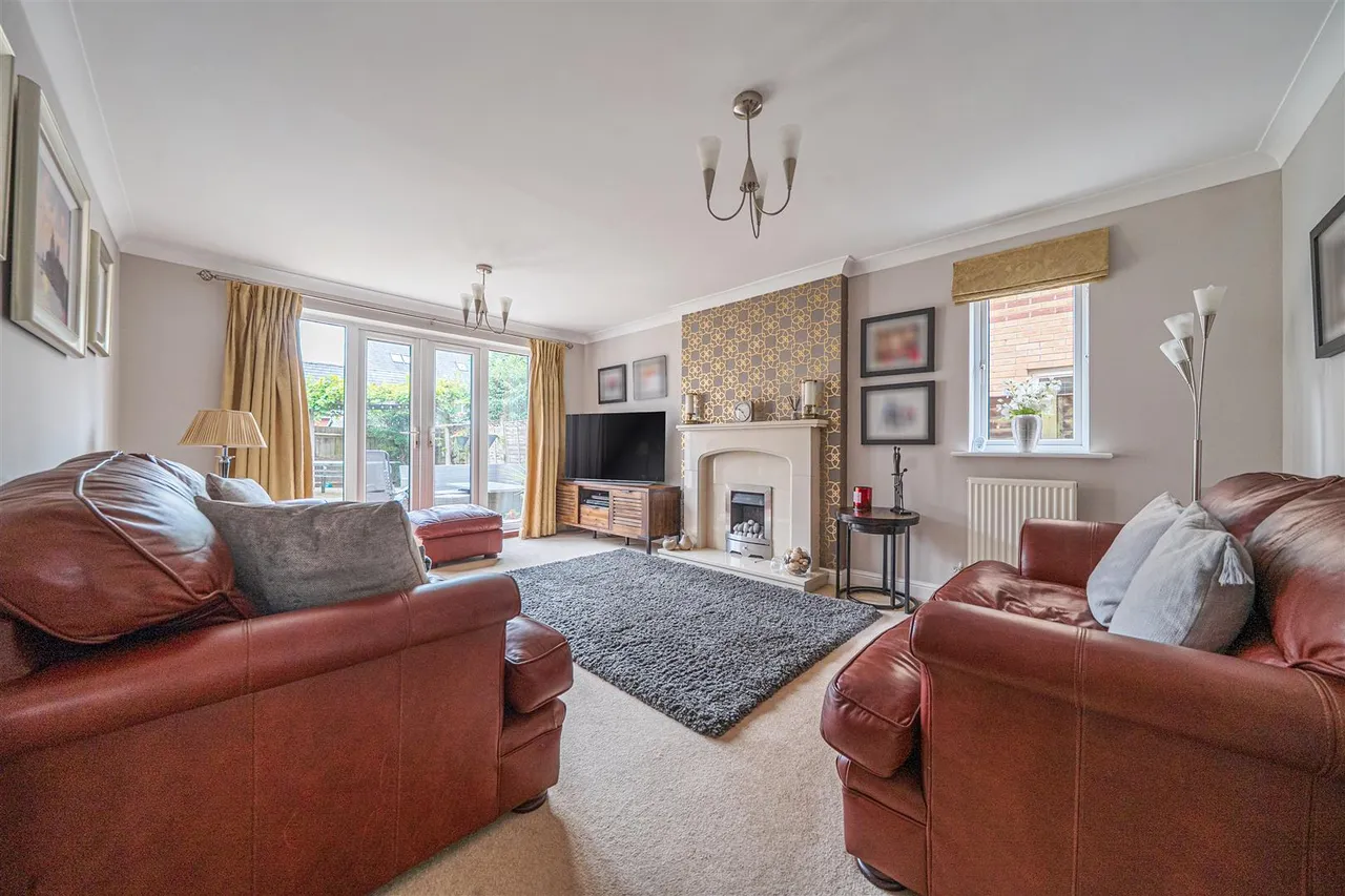 Woodford Close, Devizes, SN10, photo 4