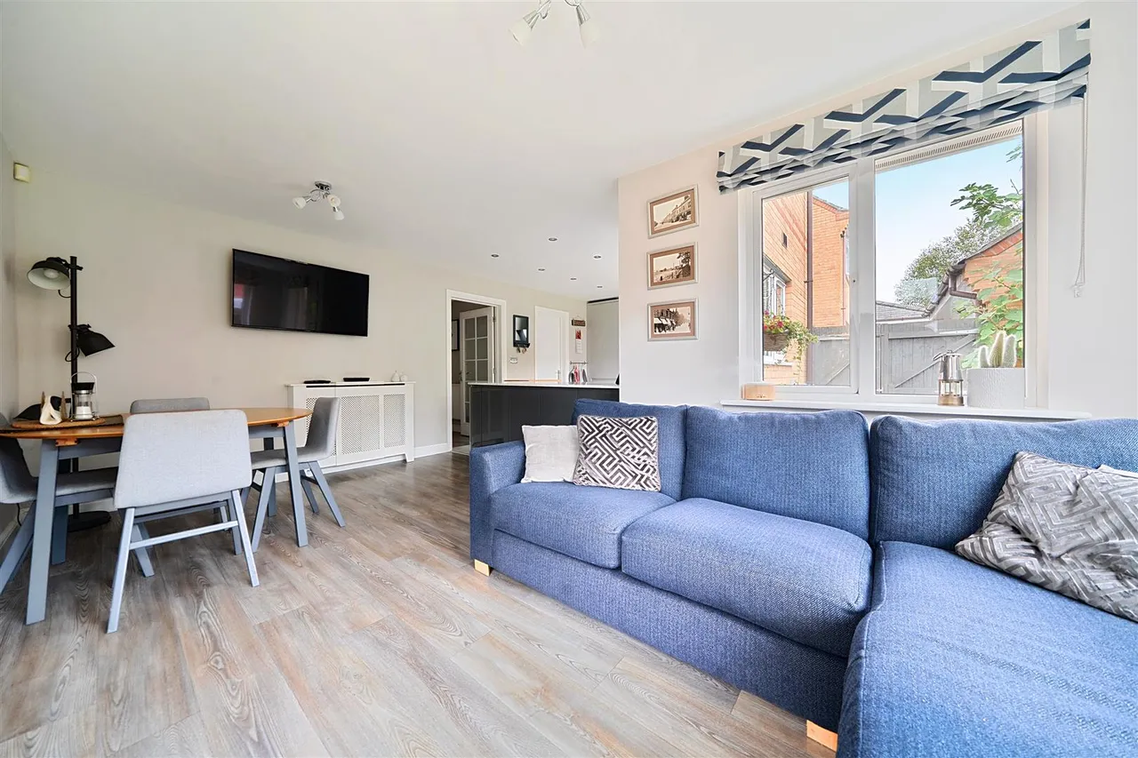 Woodford Close, Devizes, SN10, photo 3