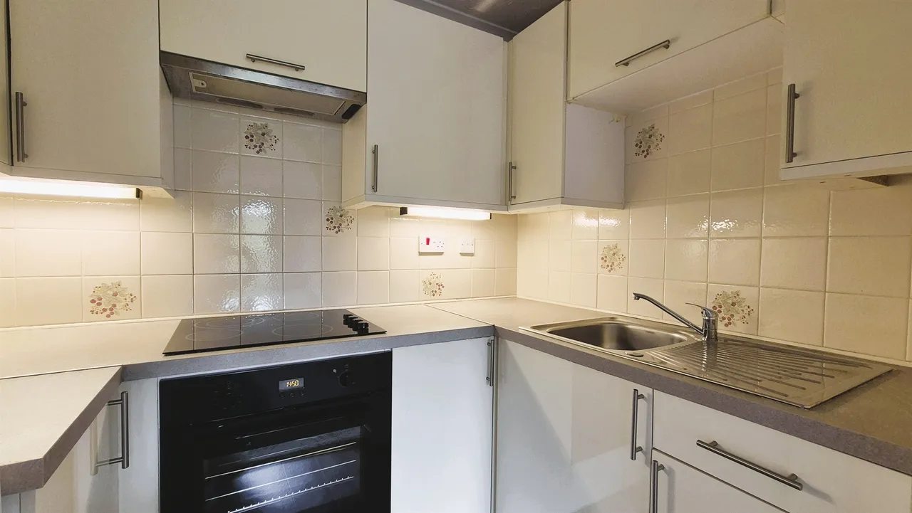 Village Road, Enfield, EN1, photo 6