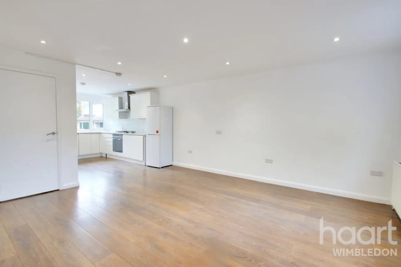 5 bed flat to rent, Crowthorne Close, SW18