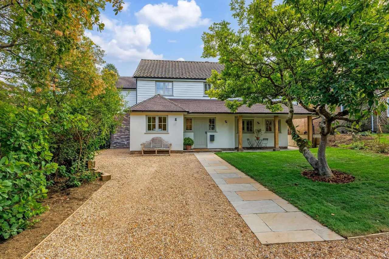 4 bed house for sale, Stream Farm Close, Lower Bourne, GU10