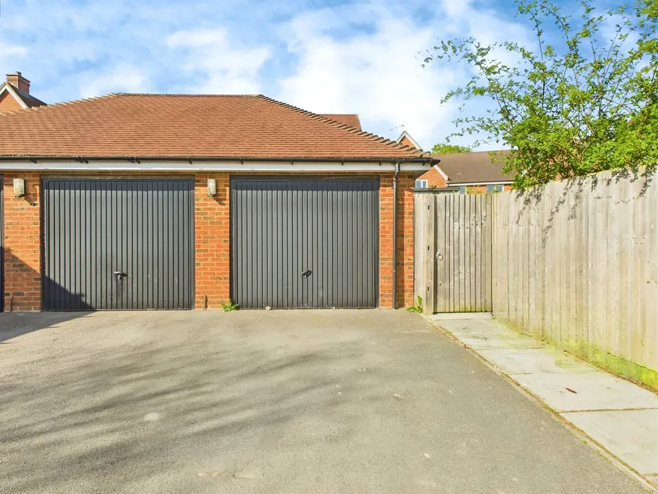 Staples Close, Broadbridge Heath, photo 8
