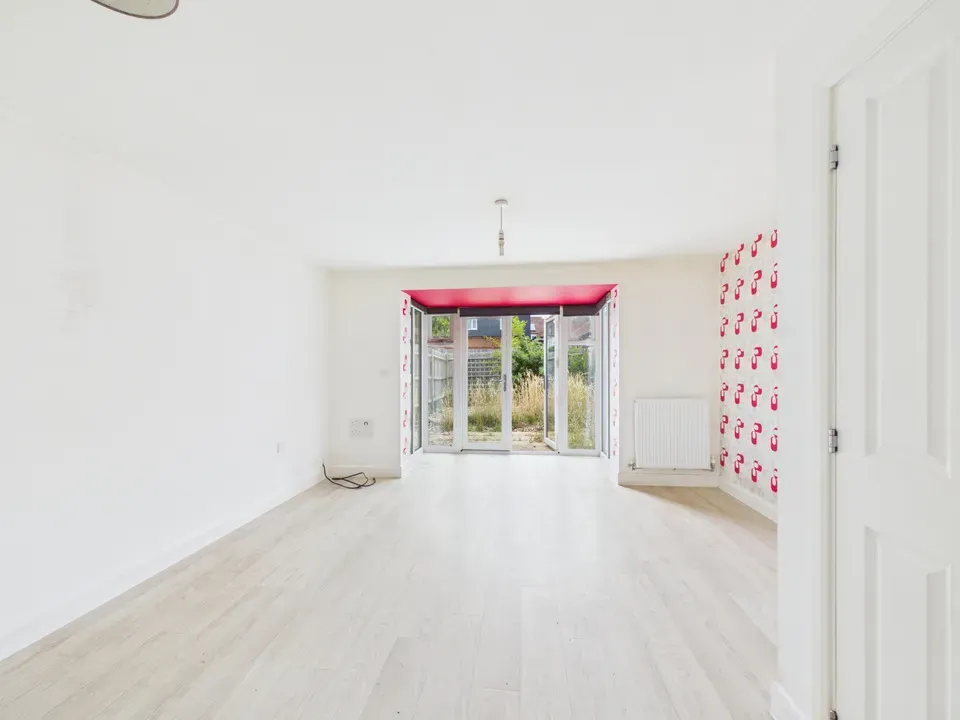 Staples Close, Broadbridge Heath, photo 3