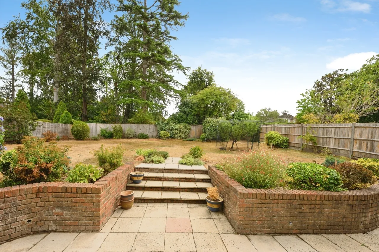 Sycamore Close, Fetcham, KT22, photo 10