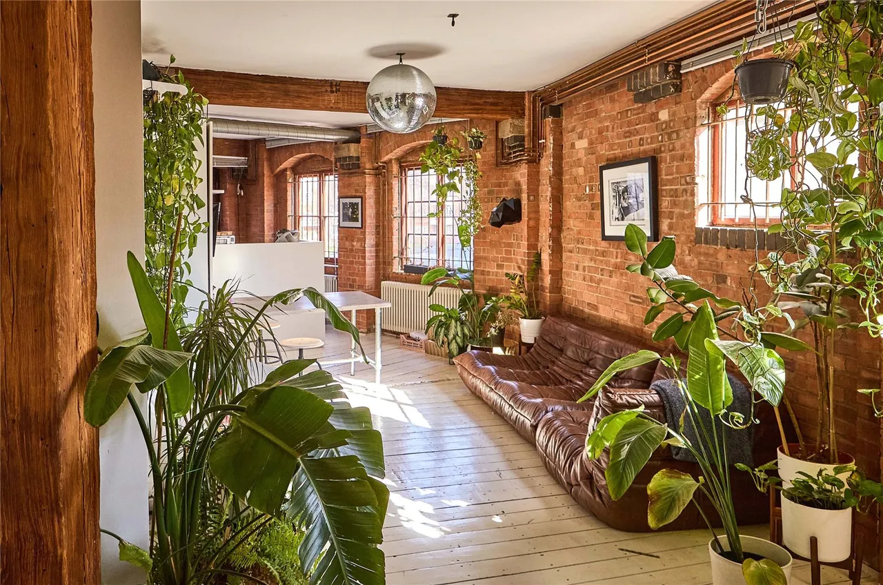 2 bed flat to rent, Andrews Road, London, E8