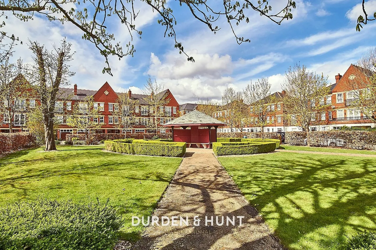 Brandesbury Square, Woodford Green, IG8, photo 19