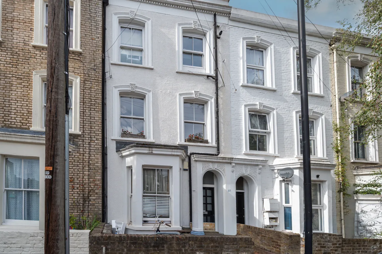 1 bed flat to rent — 14b Dalyell Road, London