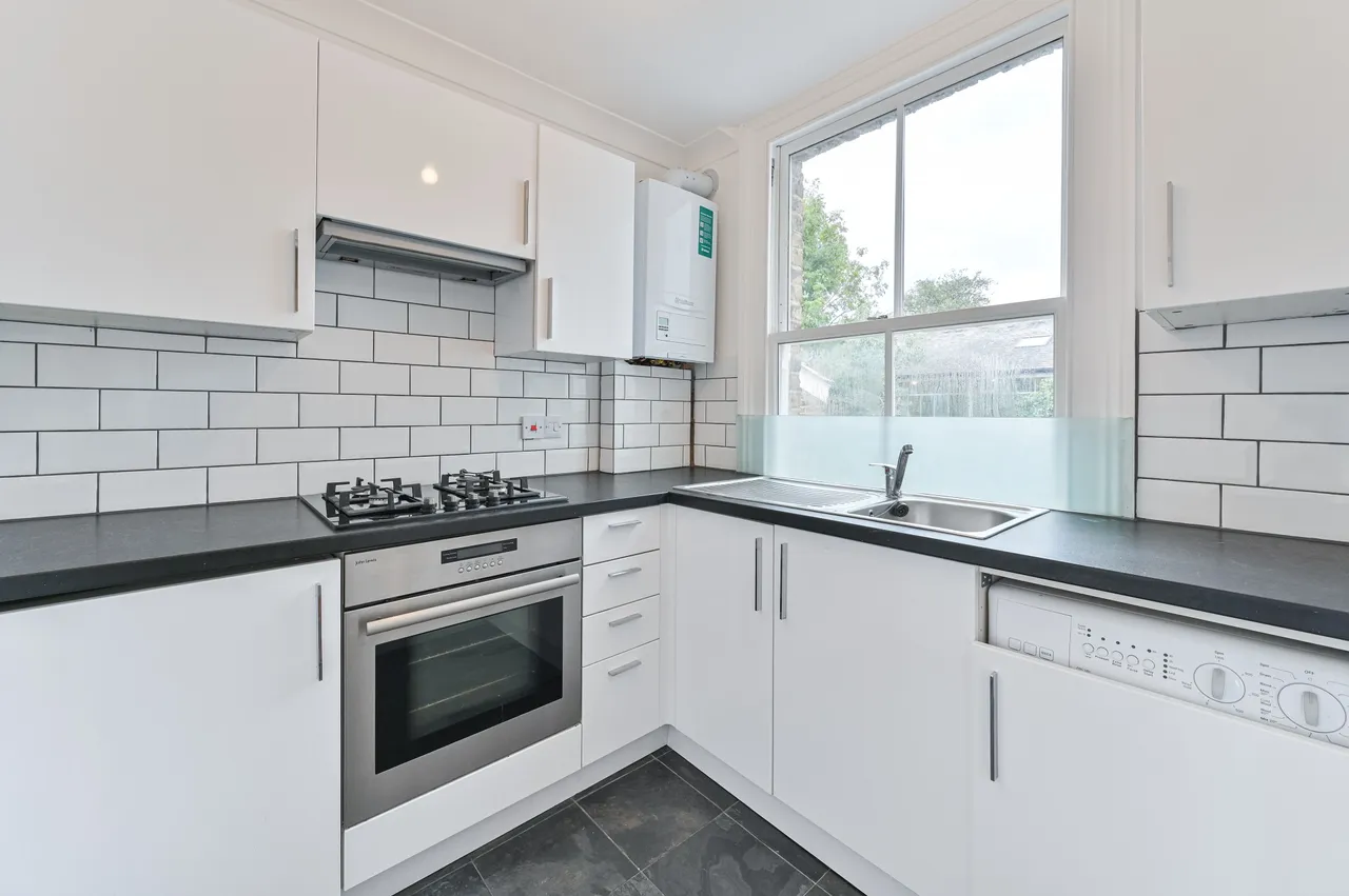 14b Dalyell Road, London, photo 6