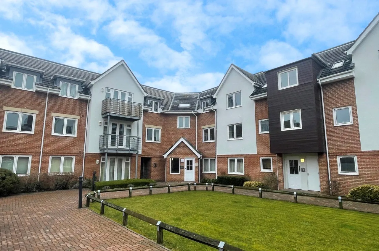2 bed flat for sale — Old Dairy Close, Fleet, Hampshire, GU51 3SJ