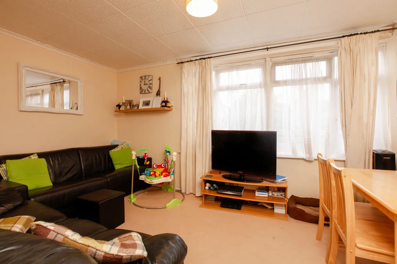 2 bed flat to rent — 100 Whitworth Road, London