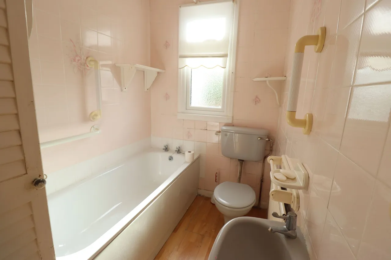 Highfield Crescent, Rayleigh, SS6, photo 12