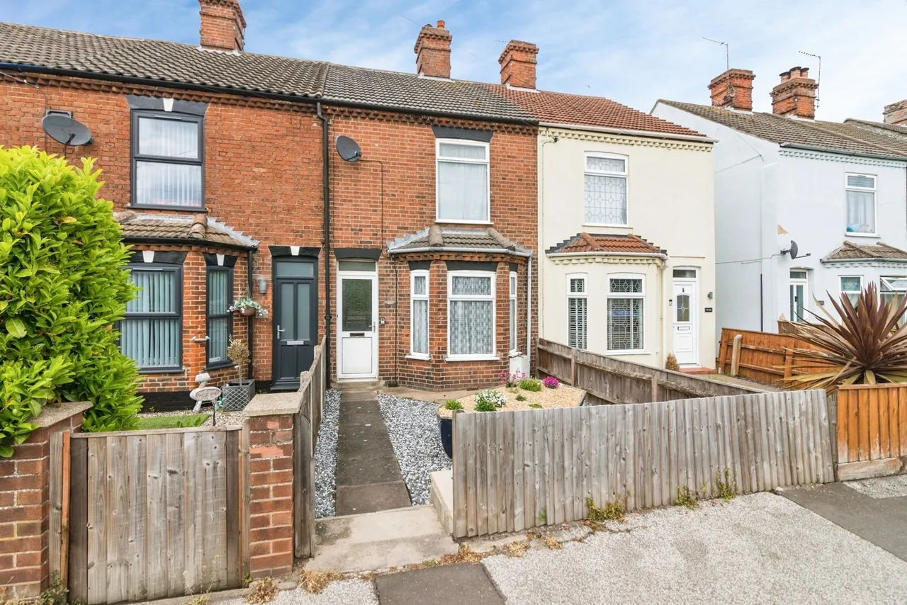 2 bed house for sale — Victoria Road, Lowestoft, Suffolk, NR33