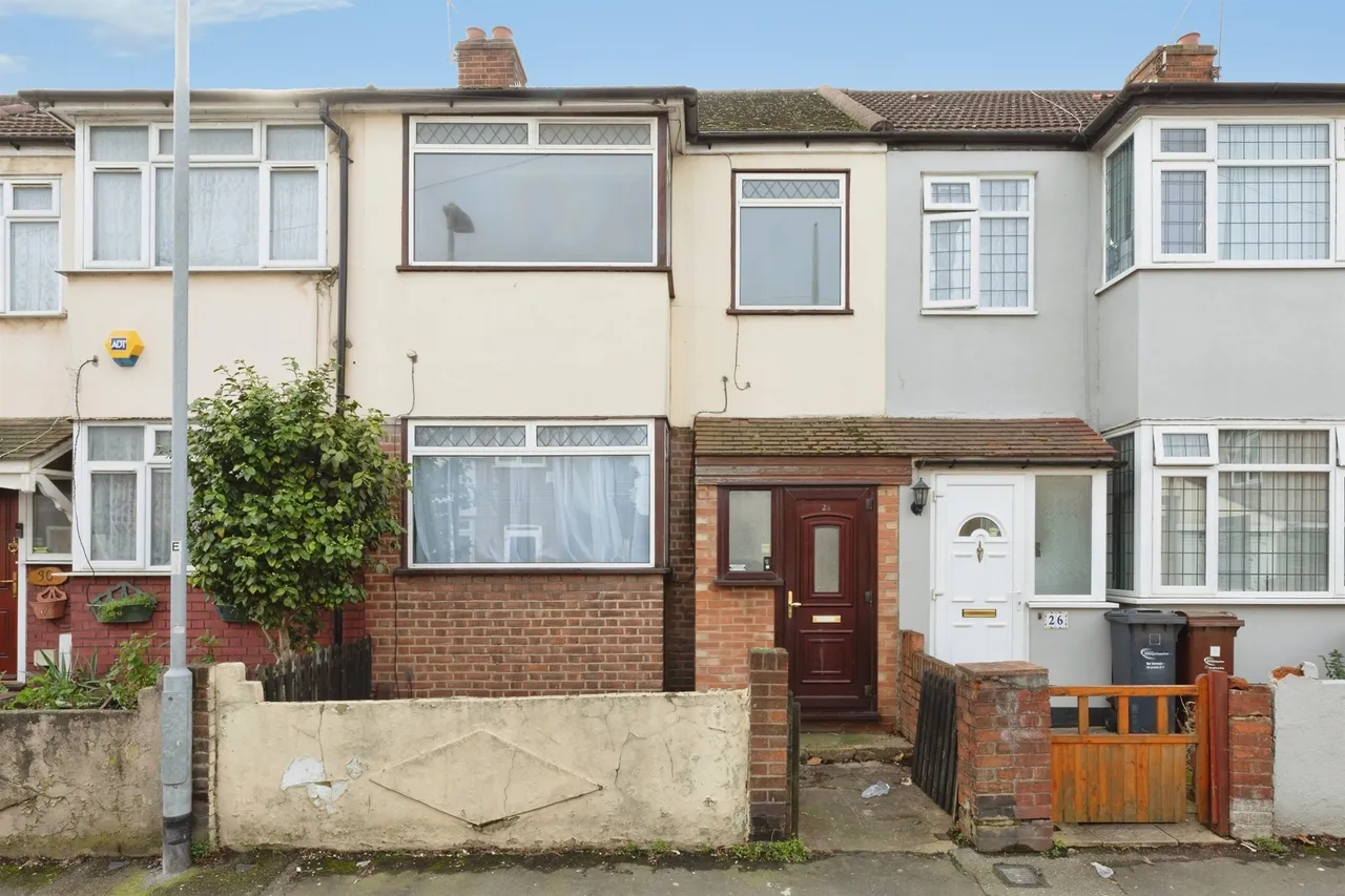 3 bed house for sale — Eldred Road, Barking