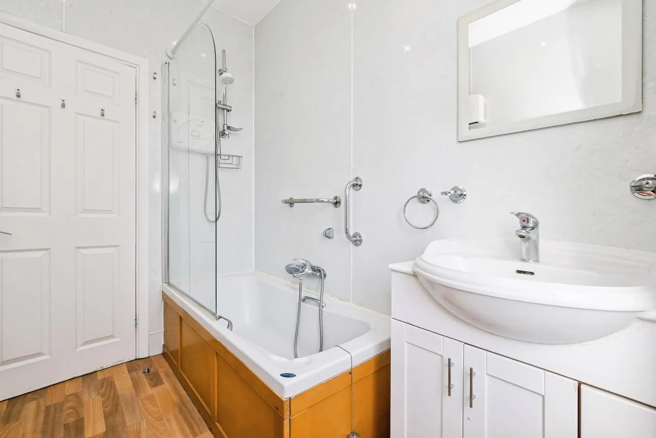 Bridge Road, East Ham, London, E6, photo 18