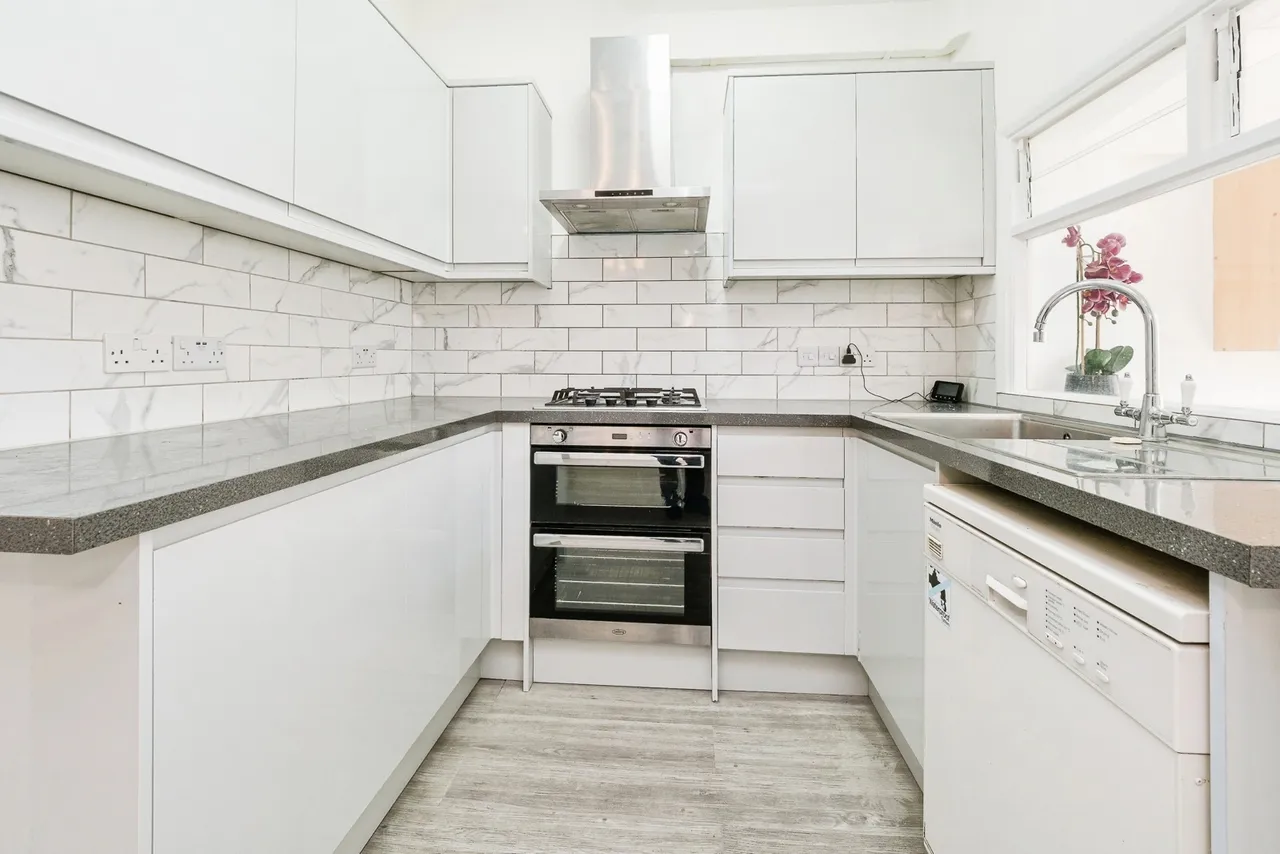 Bridge Road, East Ham, London, E6, photo 4