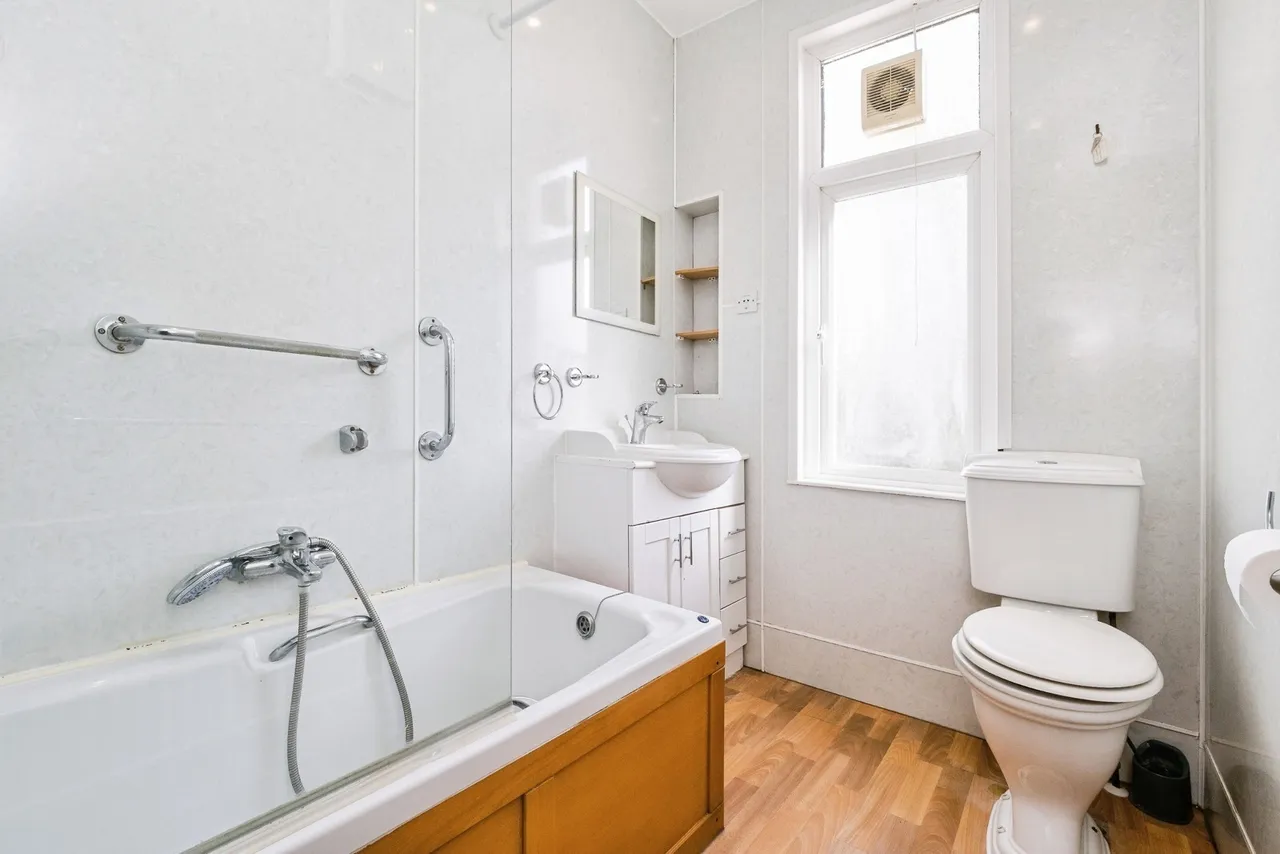 Bridge Road, East Ham, London, E6, photo 17
