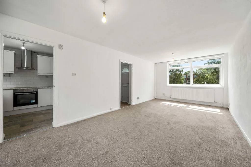 Trafalgar Drive, Walton-On-Thames KT12 1NZ, photo 4
