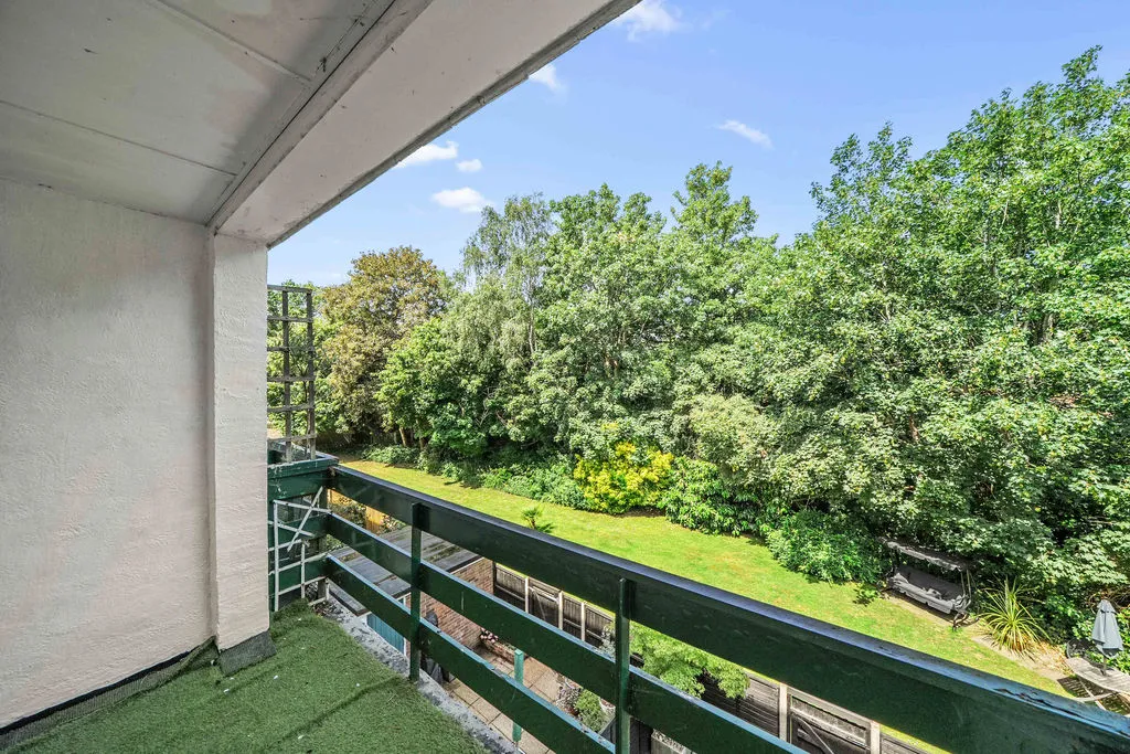 Trafalgar Drive, Walton-On-Thames KT12 1NZ, photo 2