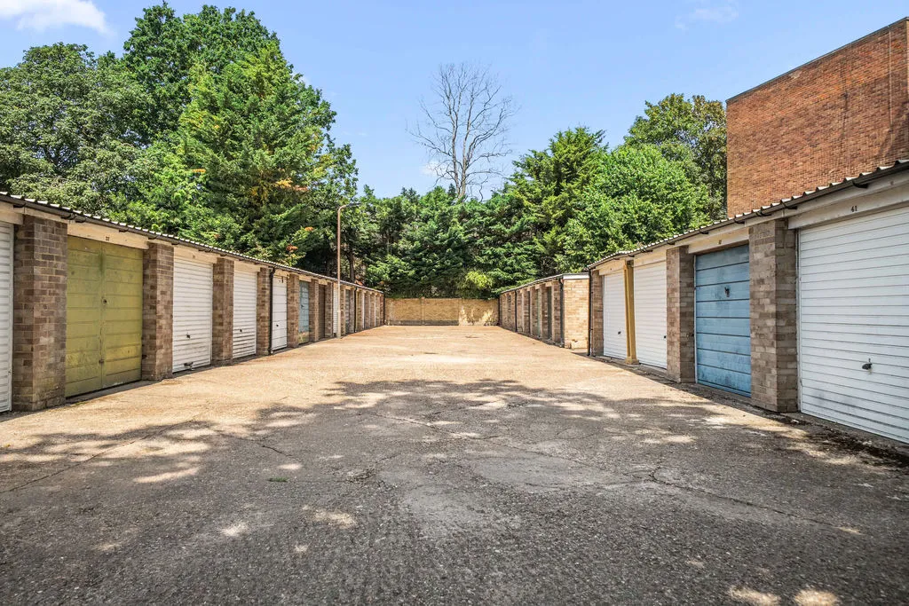 Trafalgar Drive, Walton-On-Thames KT12 1NZ, photo 13