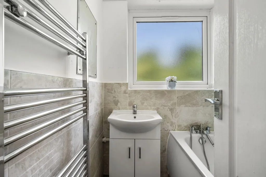 Trafalgar Drive, Walton-On-Thames KT12 1NZ, photo 10