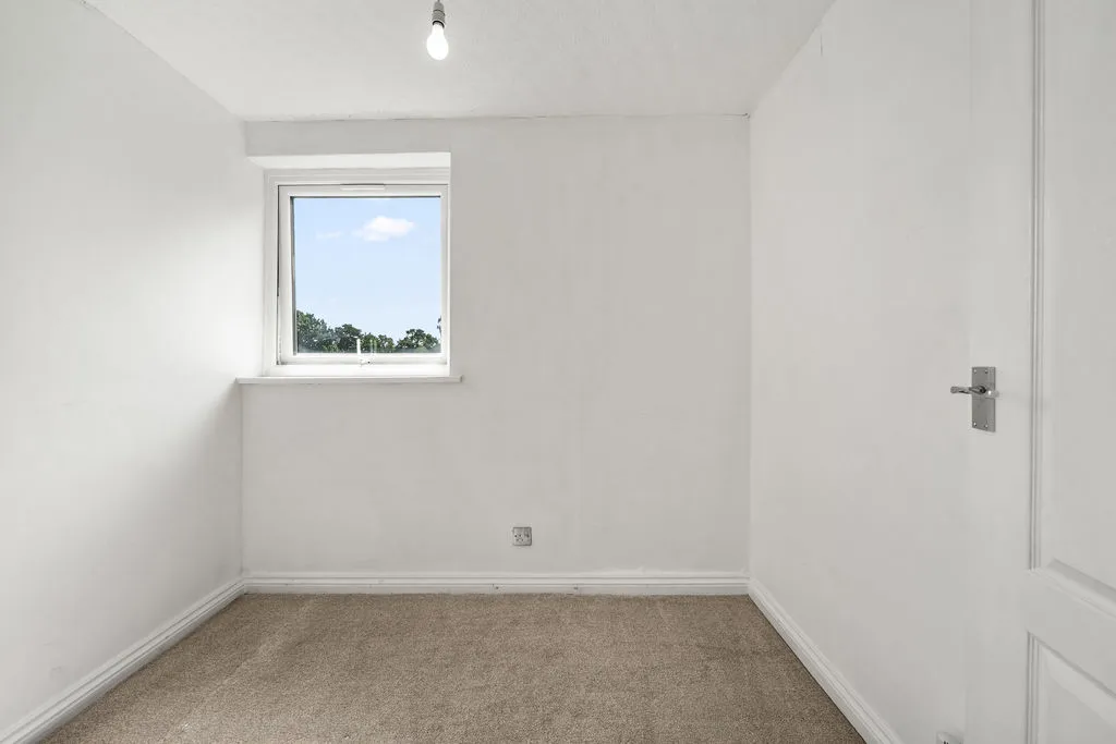 Trafalgar Drive, Walton-On-Thames KT12 1NZ, photo 9
