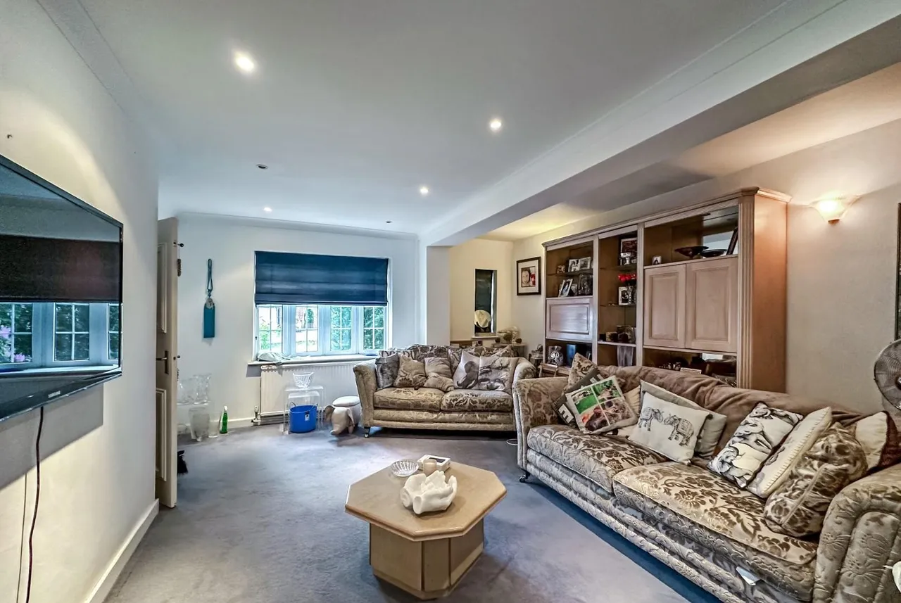Greengate, Hale Barns, Cheshire WA15 0SH, photo 6