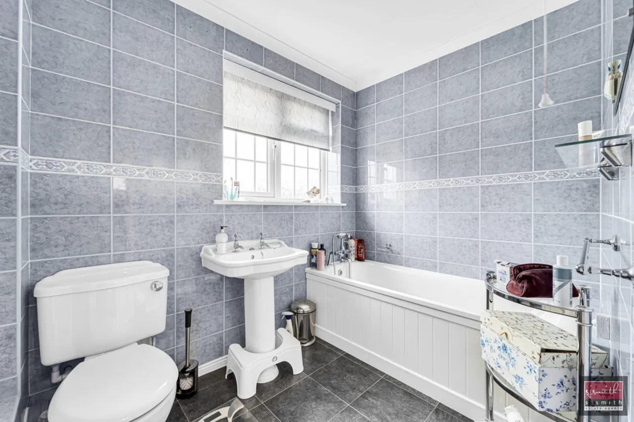 Benen-stock Road, Stanwell Moor, photo 9