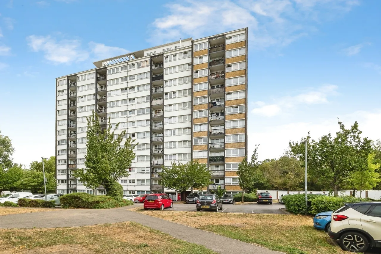2 bed flat for sale — Slewins Close, Hornchurch, RM11