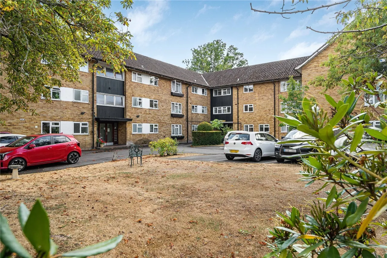 2 bed flat for sale, Brewery Road, Woking, GU21