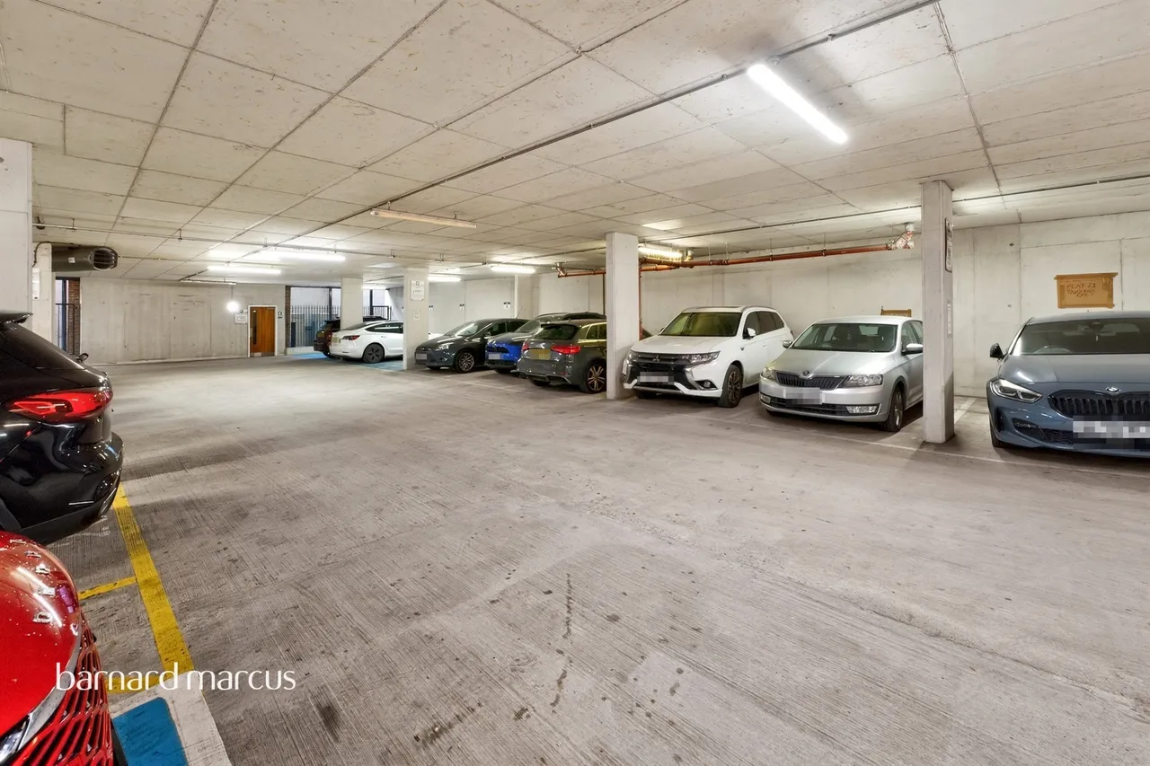 High Road, London, N20, photo 13