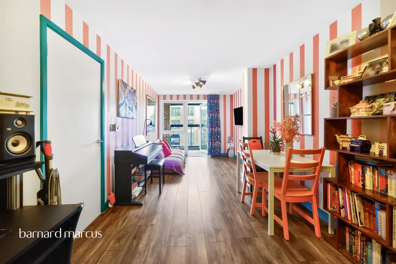 High Road, London, N20, photo 9
