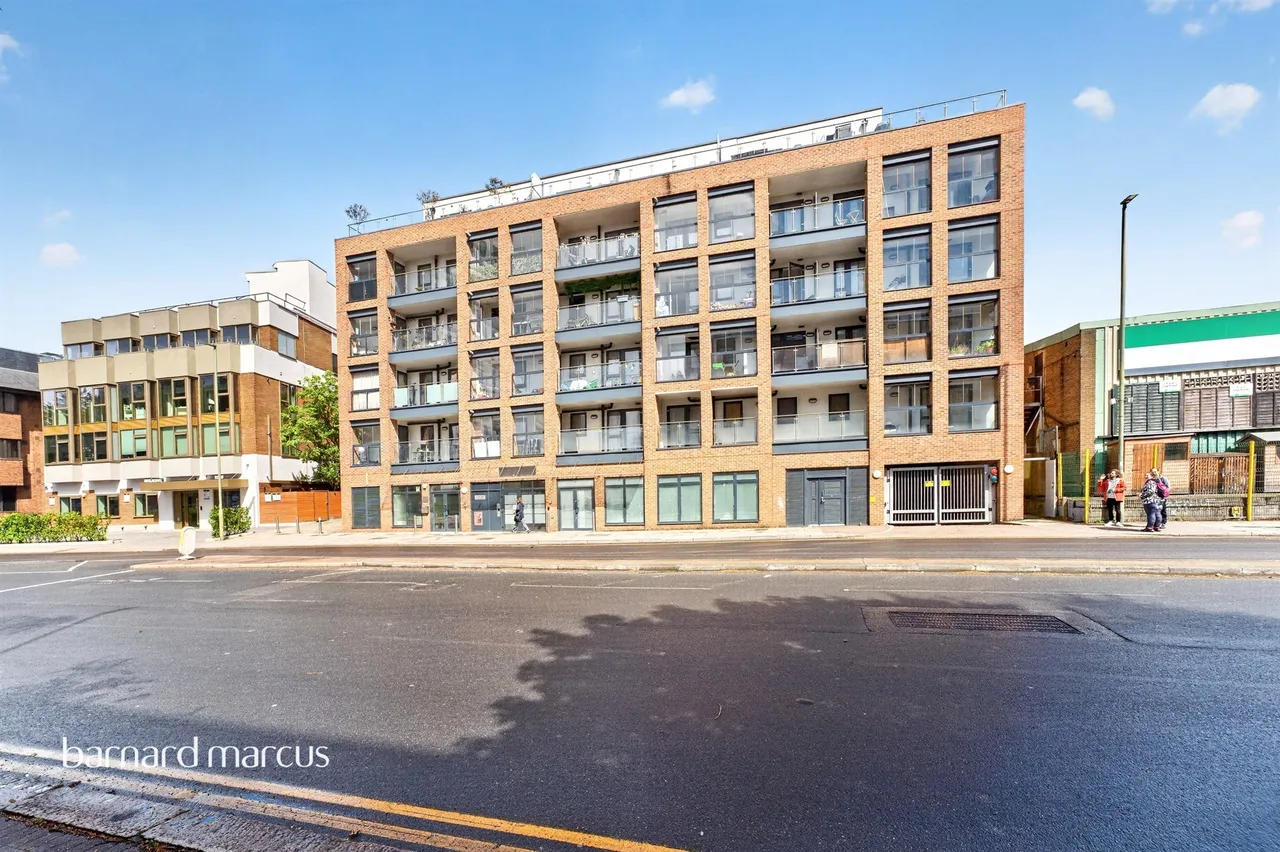 High Road, London, N20, photo 5
