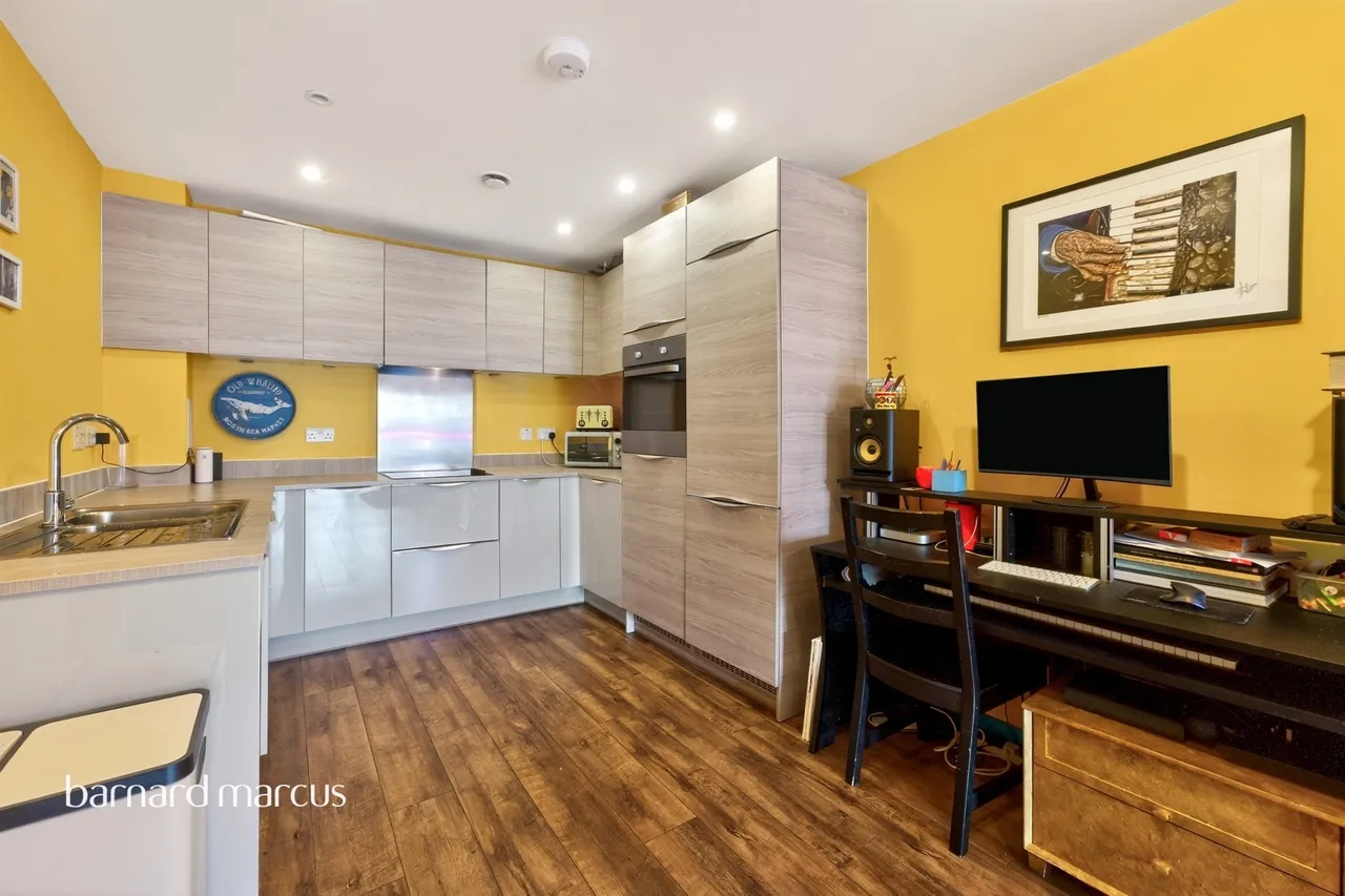 High Road, London, N20, photo 14