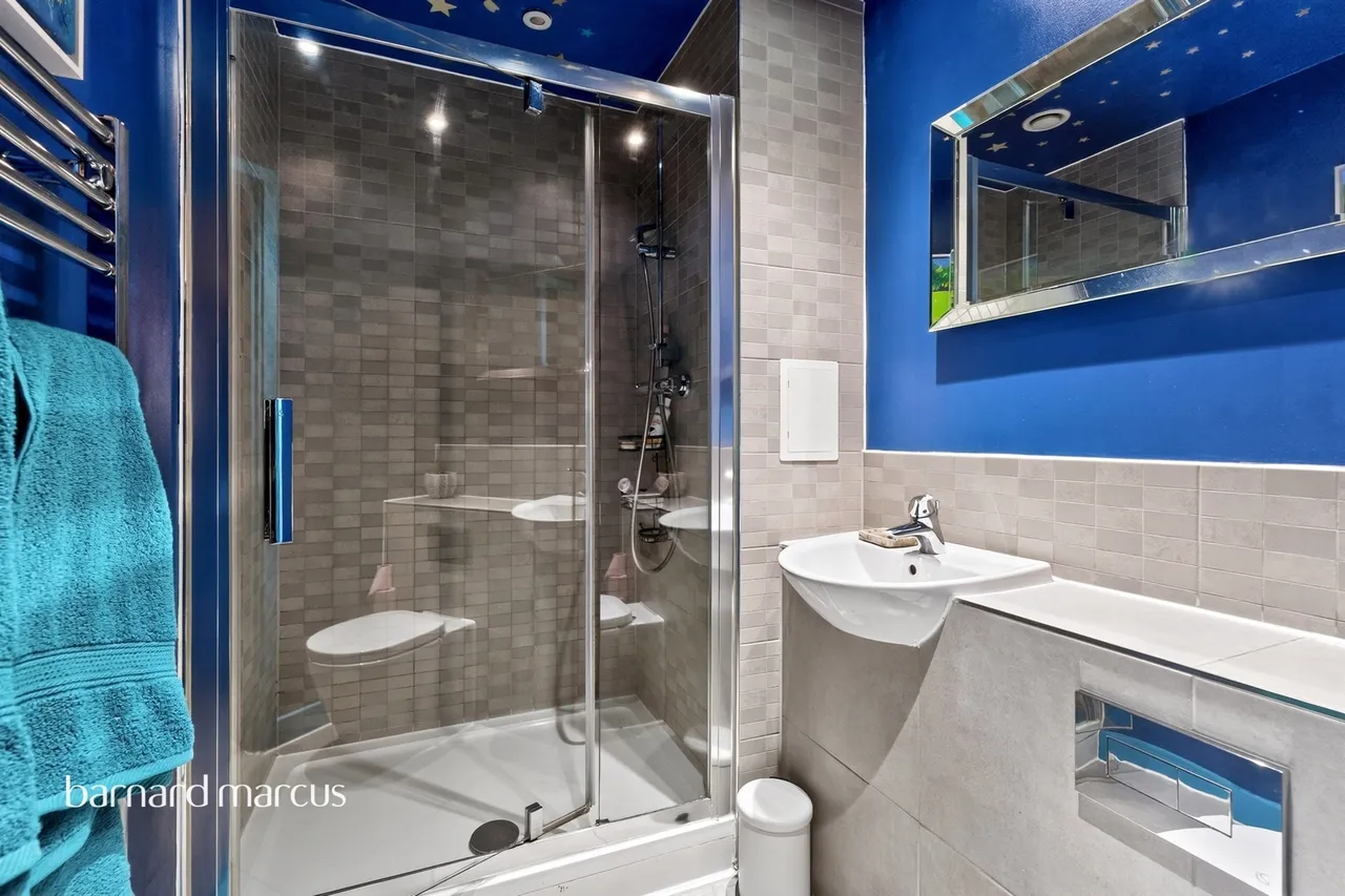 High Road, London, N20, photo 11