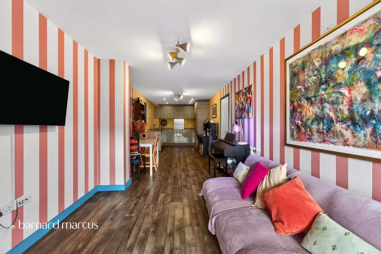 High Road, London, N20, photo 10