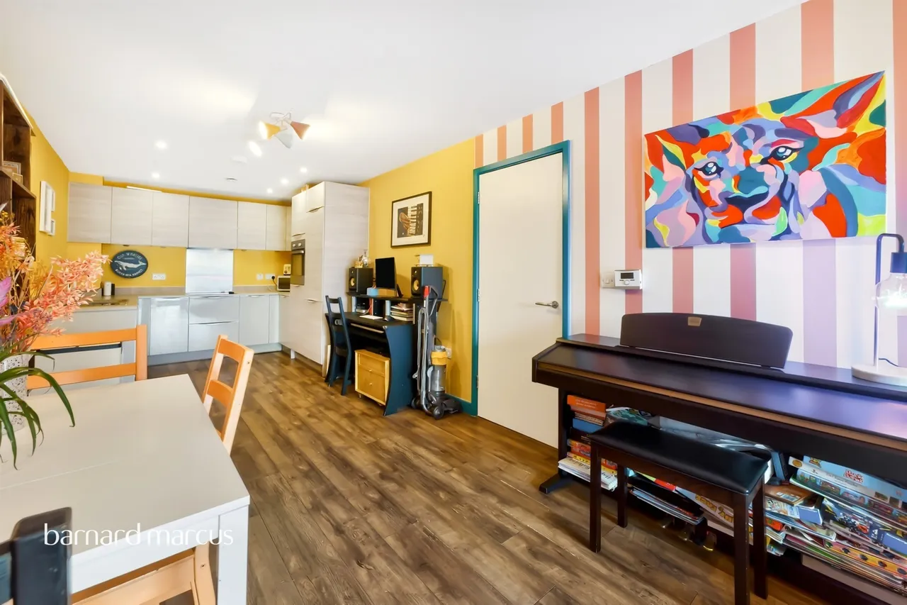 High Road, London, N20, photo 12