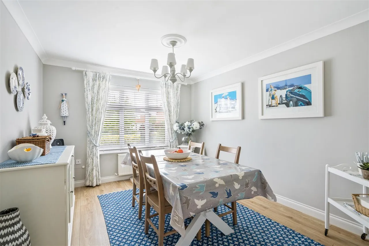 Castell Close, Hilperton, BA14, photo 4