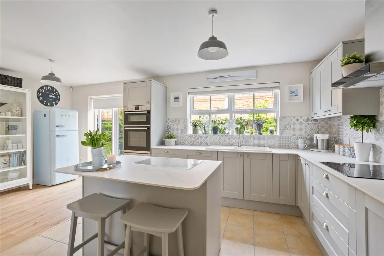 Castell Close, Hilperton, BA14, photo 9