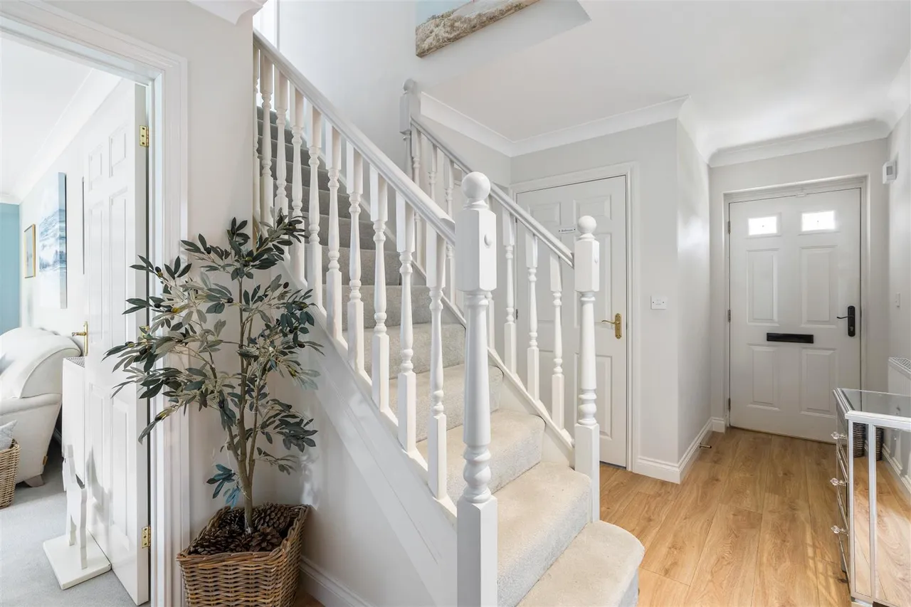 Castell Close, Hilperton, BA14, photo 6