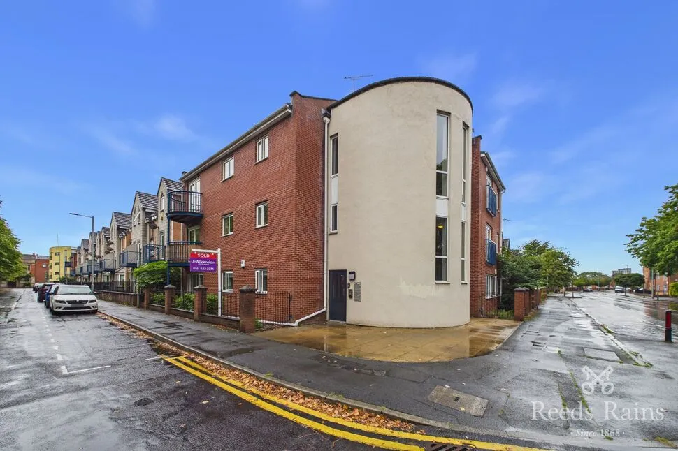 2 bed flat for sale — Dearden Street, Manchester, M15