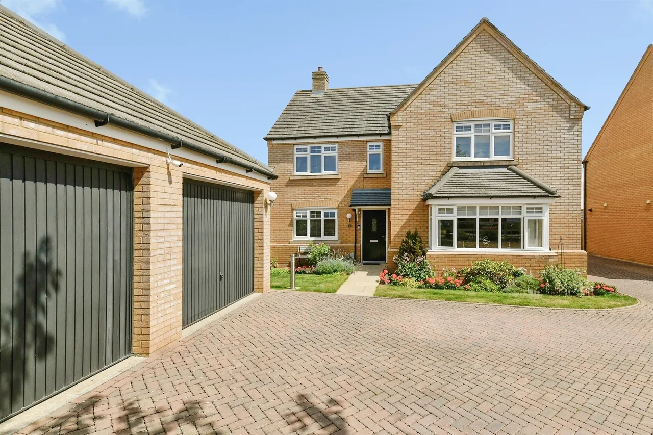5 bed house for sale, Swallow View, Lower Stondon, SG16