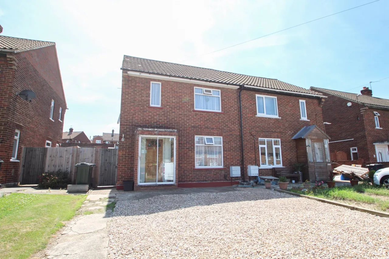 2 bed house for sale — Spielman Road, Dartford