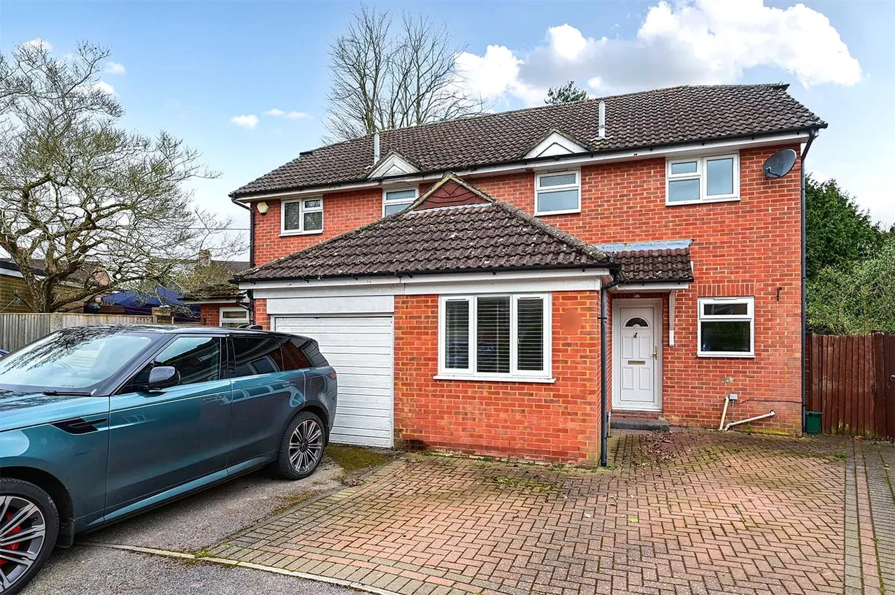 3 bed house for sale — Coxmoor Close, Church Crookham, Fleet, Hampshire, GU52 6ES