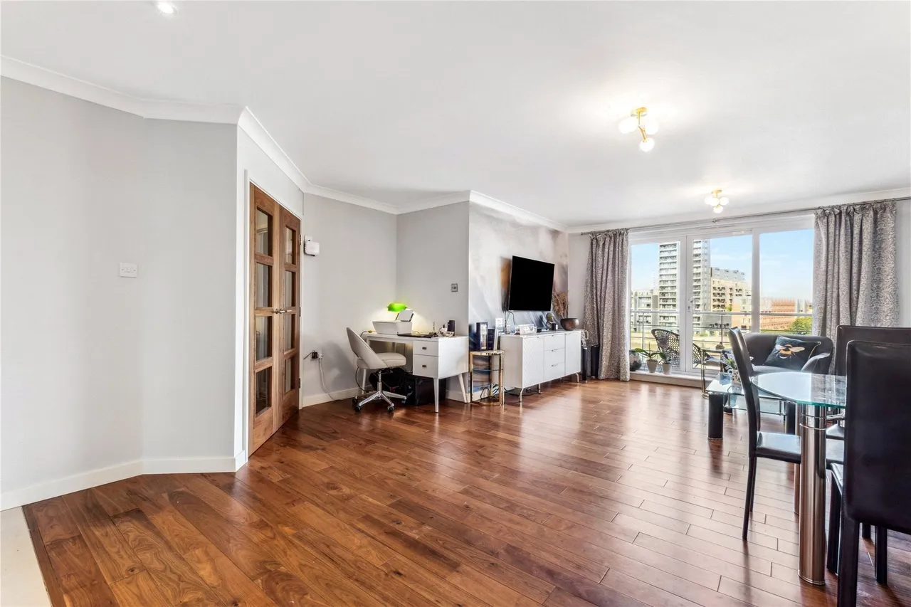 2 bed flat to rent, Chatfield Road, London, SW11