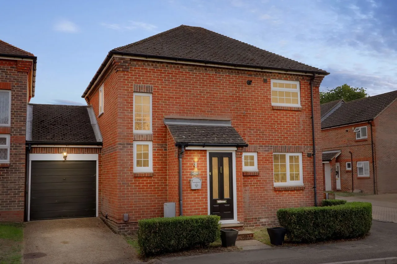 3 bed house for sale, Oregano Way, Guildford, GU2