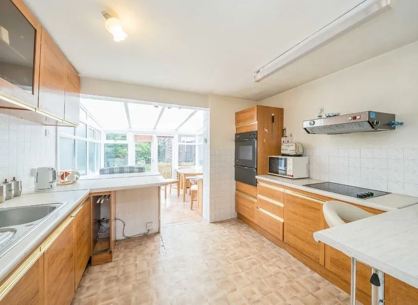 Scotts Avenue, Sunbury-On-Thames, TW16, photo 3