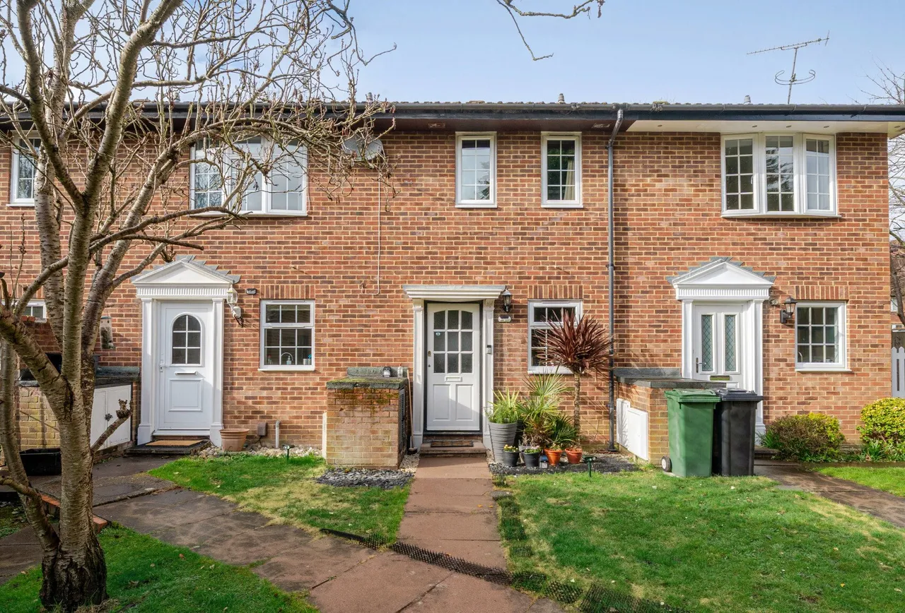 2 bed house for sale — Nash Gardens, Redhill, RH1 1LT